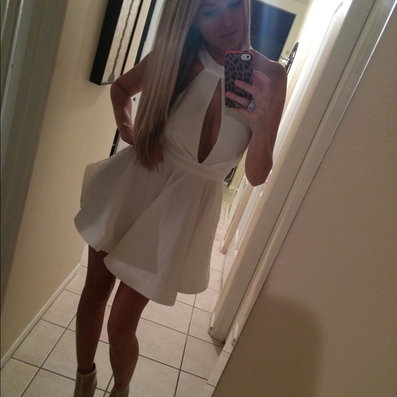 Flowy white dress with key hole - Picture 9 of 9